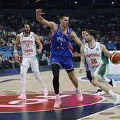 Eurobasket 2025: Ο Πετρούσεβ έριξε γροθιά σε αντίπαλό του και αποβλήθηκε 