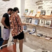 Arsenale: Το πιο απρόσμενο βιβλιοπωλείο των Κυκλάδων φτιάχτηκε στην Ανάφη