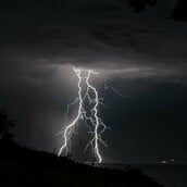 Καιρός: Καταιγίδες, χαλαζοπτώσεις και κεραυνοί το Σαββατοκύριακο - Οι μετεωρολόγοι προειδοποιούν