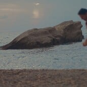 Το “Sea Wall” του Simon Stephens παρουσιάζεται για πρώτη φορά στην Ελλάδα σε σκηνοθεσία Απόστολου Τζίμα