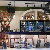 Το ζιράφ wine bar μόλις άνοιξε στα Εξάρχεια με εκλεπτυσμένο μενού και afro αισθητική