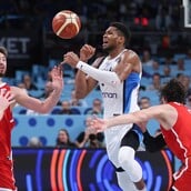 Eurobasket στο TikTok: Ο Έλληνας σύζυγος έχασε το στοίχημα από την Τουρκάλα γυναίκα του και πλένει τα πιάτα