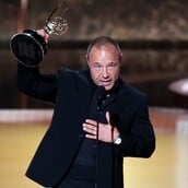 Stephen Graham: Η δυναμική ομιλία του στα Emmy 2025 - «Τέτοια πράγματα δεν συμβαίνουν σε ένα παιδί σαν εμένα»