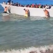Βίντεο από Γαύδο: Λουόμενοι σπρώχνουν πίσω στη θάλασσα βάρκα με μετανάστες
