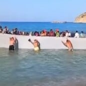 Γαύδος: Τι συνέβη τελικά με τη βάρκα με μετανάστες που έφτασε στην παραλία Σαρακήνικο - Η μαρτυρία λουόμενου