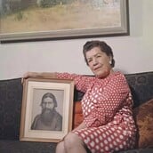 H Μαρία Ρασπούτινα με το πορτρέτο του πατέρα της, Γκριγκόρι Ρασπούτιν, το 1972