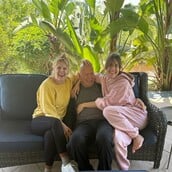 Μπρους Γουίλις: Χαμογελαστός στο πλευρό των 