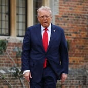 Ο Τραμπ επιβάλλει 100.000 δολάρια για βίζα H-1B: Τι σημαίνει για τους ξένους εργαζόμενους στις ΗΠΑ