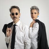 «Ομπρέλα να πάρεις»: Μια πολιτική δυστοποκωμωδία με σάτιρα, μαύρο χιούμορ και σουρεαλισμό