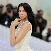 Dua Lipa: «Ψευδείς και διχαστικές» οι αναφορές ότι απέλυσε συνεργάτη λόγω φερόμενης υποστήριξής του στο Ισραήλ