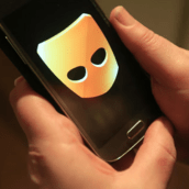 Η μνήμη του Τσάρλι Κερκ και το απρόσμενο «κρασάρισμα» του Grindr στην Αριζόνα