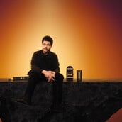 H νέα συνεργασία της Nespresso με τον The Weeknd είναι μια επιστροφή στις ρίζες της γεύσης και της δημιουργίας