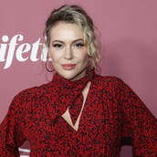 Η Αλίσα Μιλάνο αφαίρεσε τα εμφυτεύματα στήθους: «Αφήνω πίσω το σώμα που κακοποιήθηκε, σήμερα είμαι ελεύθερη»