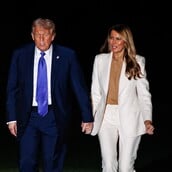 Ντόναλντ Τραμπ: Κάμερες τον έπιασαν να κουνά το δάχτυλο στη Μελάνια 