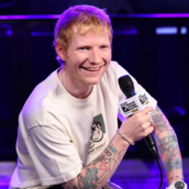 «Τα χαλάω συνέχεια με τις μπύρες»: Ο Ed Sheeran μίλησε πάνω στη σκηνή για διατροφή και six pack