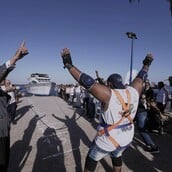 Με τα δόντια του έσυρε καράβι 700 τόνων – Ο άνθρωπος που «προκαλεί» τον Γκίνες