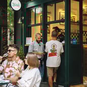 Nosh: Η Αθήνα καλωσορίζει τα rolls αστακού στη street food σκηνή της