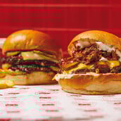 Pax Burgers: Το νέο concept Pax Mess σε προκαλεί να λερωθείς άφοβα