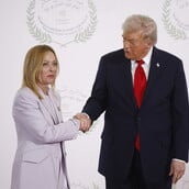 Τραμπ προς Μελόνι: «Δεν σε πειράζει να σε αποκαλούν όμορφη, έτσι;»