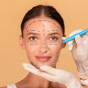 Facelift στα 28; Γιατί οι νέοι στρέφονται στις πλαστικές επεμβάσεις;