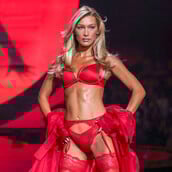 Victoria’s Secret Fashion Show 2025: Η θεαματική επιστροφή της Μπέλα Χαντίντ - Η Jasmine Tookes περπάτησε έγκυος