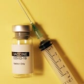 COVID-19: Ο ΕΟΔΥ καλεί σε έγκαιρο εμβολιασμό των ευάλωτων ομάδων για την περίοδο 2025/26