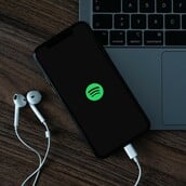 Spotify: Συνεργάζεται με τις μεγάλες δισκογραφικές για την «ηθική» χρήση της AI στη μουσική