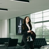 Έμα Στόουν και Τζέσι Πλέμονς σε ψυχολογικό μπρα ντε φέρ υπό την επίβλεψη του Γιώργο Λάνθιμου