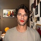 Ο Αποστόλης Τότσικας ποζάρει με κόκκινο κραγιόν για την «ανατροπή των στεροτύπων»