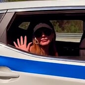 Δέσποινα Βανδή: Βίντεο δείχνει περιπολικό να μεταφέρει την τραγουδίστρια μετά από πρόβλημα στο αυτοκίνητό της