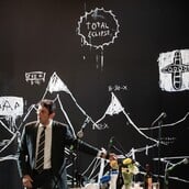 «Εχθρός του λαού»: Μια διεθνής συνεργασία του Θεάτρου του Νέου Κόσμου με τη Schaubühne του Βερολίνου
