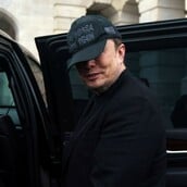 Ο Μασκ βγάζει εγκυκλοπαίδεια με δεξιές πολιτικές απόψεις και «επαληθευμένη» από την τεχνητή νοημοσύνη