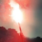 Αμπελόκηποι: Συνελήφθη 49χρονος επειδή έδωσε στον ανήλικο γιο του φωτοβολίδες σε ποδοσφαιρικό αγώνα 