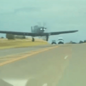 ΗΠΑ: Πολεμικό αεροσκάφος παραλίγο να συγκρουστεί με Tesla – Το βίντεο από την κάμερα του οδηγού