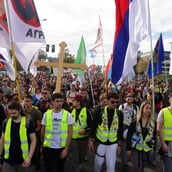 Σερβία: Χιλιάδες νέοι πορεύονται προς το Νόβι Σαντ στη μνήμη των θυμάτων, έναν χρόνο μετά το δυστύχημα