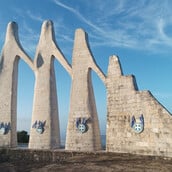 Βανδάλισαν το μνημείο «Ο Χορός του Ζαλόγγου» – Κάρφωσαν σημαίες και εθνόσημα στο έργο του Ζογγολόπουλου