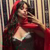 Camila Cabello: Η εκρηκτική εμφάνισή ως μοντέρνα «Κοκκινοσκουφίτσα» για το Halloween