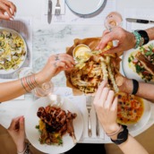 Bottomless Brunch + Βeats: Το νέο στέκι του Σαββατοκύριακου στη Γλυφάδα