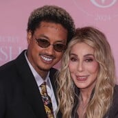 Η Σερ απαντά σε όσους σχολιάζουν τη διαφορά ηλικίας των 40 ετών με τον σύντροφό της