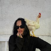 Η Αναστασία λατρεύει τον Μιμίκο. Αντέχει ακόμα και τα «κικιρίκου» του