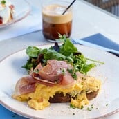 Okio Zea: Η νέα γευστική εμπειρία στη Μαρίνα Ζέας