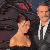 Μίλι Μπόμπι Μπράουν και Ντέιβιντ Χάρμπορ ποζάρουν αγκαλιά μετά το δημοσίευμα ότι τον κατήγγειλε για παρενόχληση