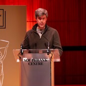 Βραβείο Booker 2025: Νικητής ο Ουγγροβρετανός David Szalay για το «σκοτεινό μυθιστόρημα» Flesh