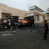 Ισραηλινοί έποικοι πυρπόλησαν σπίτια και φορτηγά στη Δυτική Όχθη — Τέσσερις τραυματίες