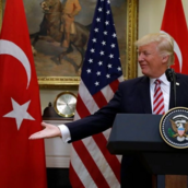 Ο Τραμπ αποθεώνει τον Ερντογάν παρουσία Φιντάν: «Είναι ένας σπουδαίος ηγέτης»