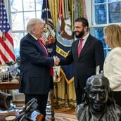 Ο Τραμπ ψέκασε άρωμα στον Αλ Σαράα και τον ρώτησε «πόσες γυναίκες έχει;» 