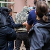 Βεντέτα στα Βορίζια: «Δεν έχει καμία σχέση», δήλωσε η δικηγόρος του 23χρονου που κατηγορείται για την έκρηξη