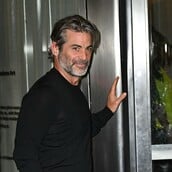 Τζιμ Κέρτις: Ποιος είναι ο υπνοθεραπευτής σύντροφος της Τζένιφερ Άνιστον