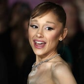 Αριάνα Γκράντε: Στη δικαιοσύνη ο άνδρας που όρμησε πάνω της στη Σιγκαπούρη