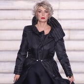 The Chase: H «Γυναίκα με τα Μαύρα» περπάτησε στην Εβδομάδας Μόδας